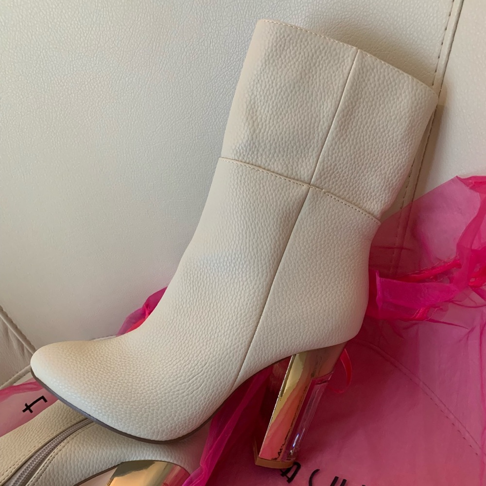 Brand new Woman’s beautiful Fashion gold heels size 7.5